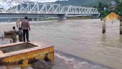 Uttarakhand: श्रीनगर में युवक ने नैथाना पुल से अलकनंदा नदी में लगाई छलांग, SDRF की रेस्क्यू टीम कर रही तलाश