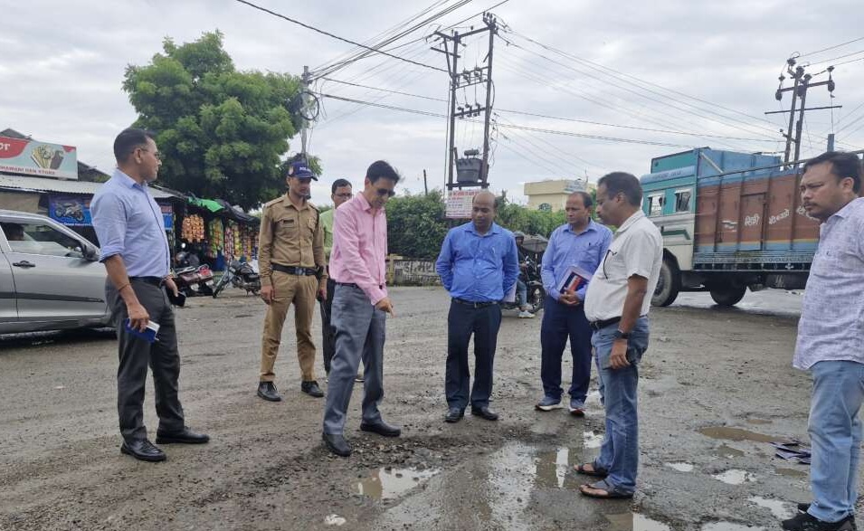 Haldwani: हल्द्वानी की जर्जर सड़कों की सुध लेगा प्रशासन, आयुक्त दीपक रावत ने दिए मरम्मत के निर्देश