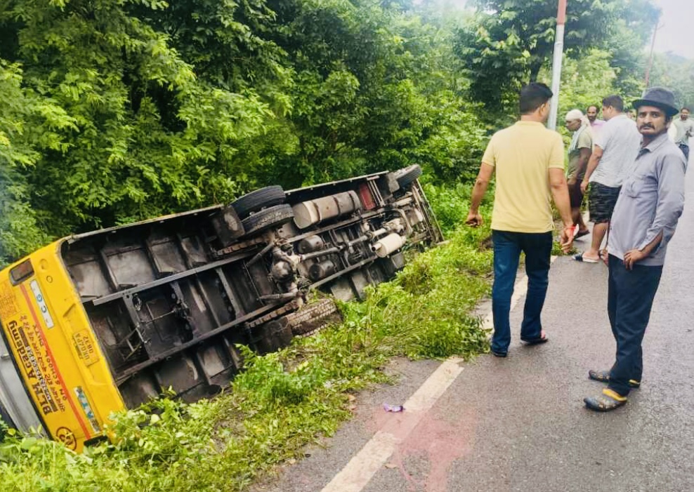 Haldwani: मोटाहल्दू क्षेत्र में स्कूली बस पलटी, 15 बच्चे घायल, परिचालक का पैर टूटा