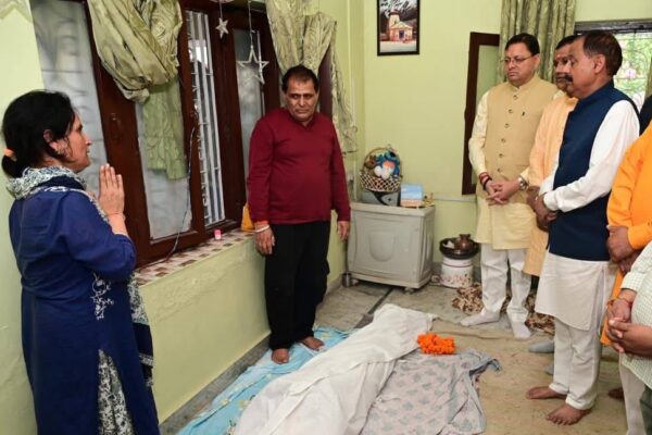 Dehradun: वरिष्ठ पत्रकार राकेश खंडूड़ी को मुख्यमंत्री धामी की श्रद्धांजलि, डोईवाला पहुंचकर परिजनों से जताई संवेदना