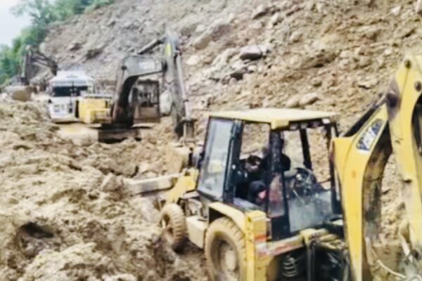 Chamoli: लगातार बारिश से बदरीनाथ हाईवे समेत कई मार्ग अवरुद्ध, यात्रियों को घंटों करना पर रहा है इंतजार