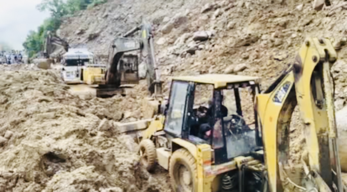 Chamoli: लगातार बारिश से बदरीनाथ हाईवे समेत कई मार्ग अवरुद्ध, यात्रियों को घंटों करना पर रहा है इंतजार