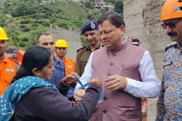 Uttarkashi: धराली में आपदा राहत निरीक्षण के दौरान महिला ने मुख्यमंत्री धामी को बांधी राखी, भावुक क्षण ने सबकी आंखें नम कीं