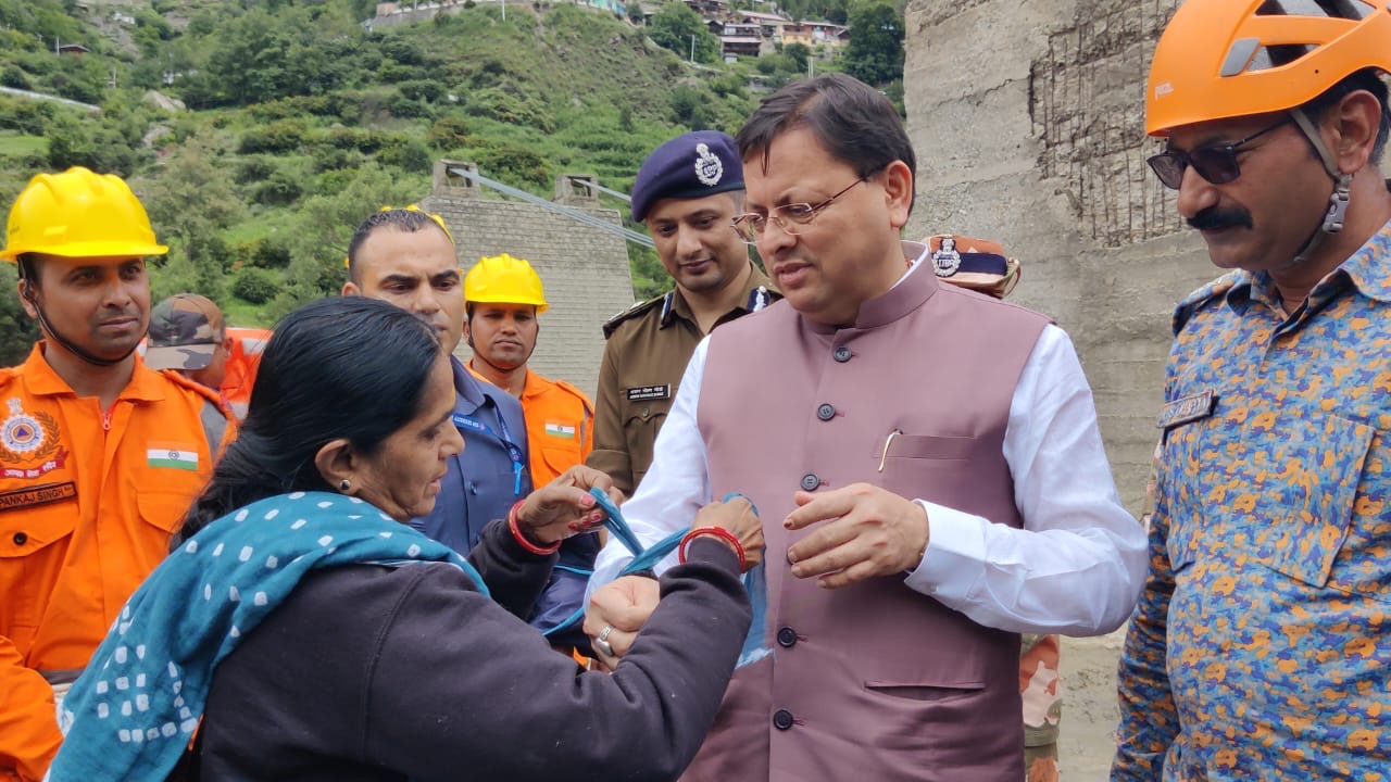 Uttarkashi: धराली में आपदा राहत निरीक्षण के दौरान महिला ने मुख्यमंत्री धामी को बांधी राखी, भावुक क्षण ने सबकी आंखें नम कीं