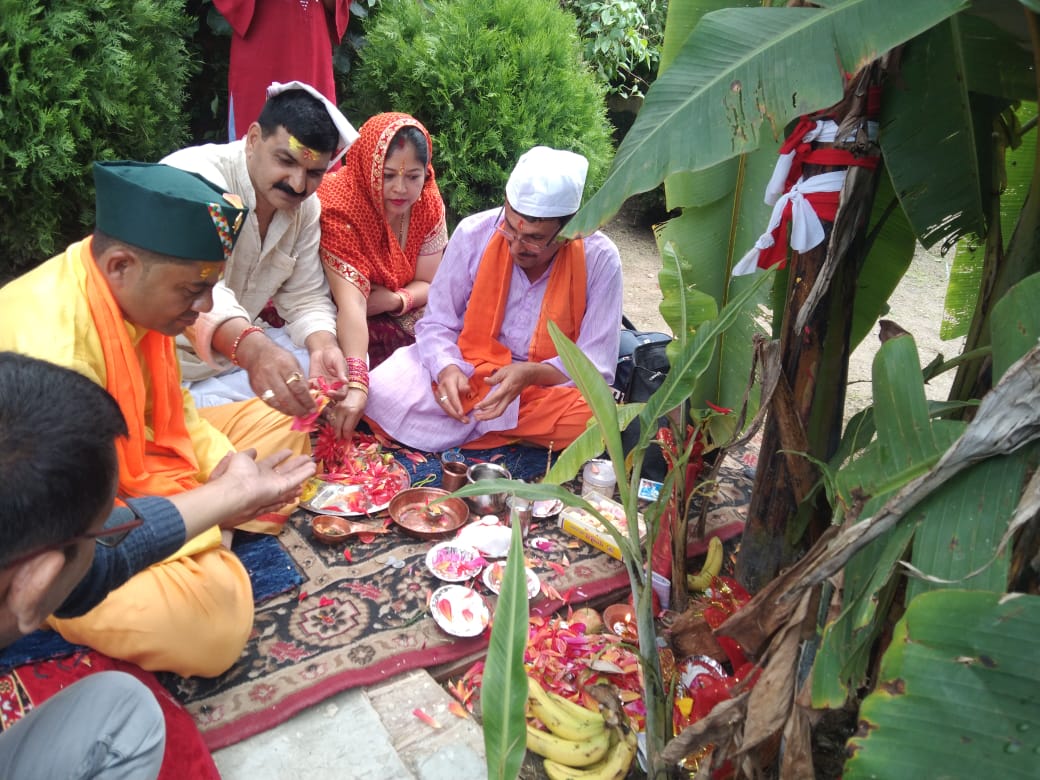 Ranikhet: रानीखेत में मां नंदा-सुनंदा महोत्सव का आगाज़, कदली वृक्ष यात्रा निकाली गई