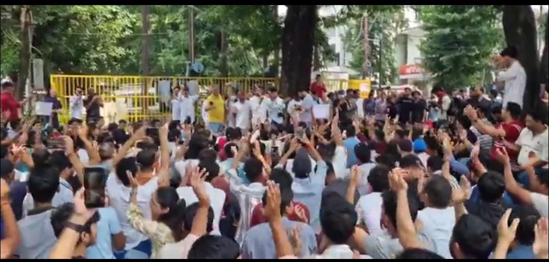 Haldwani: हल्द्वानी में पेपर लीक के खिलाफ छात्रों का विरोध प्रदर्शन