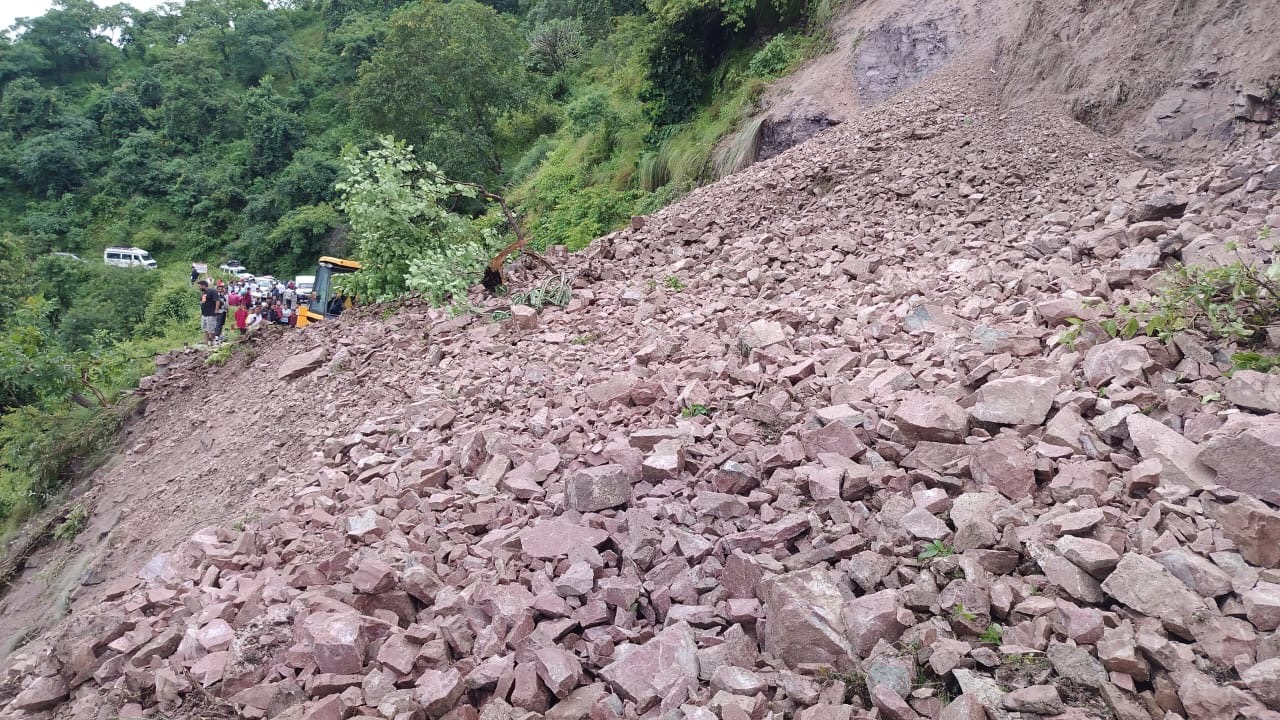 Haldwani: भीमताल मार्ग पर भूस्खलन से यातायात ठप, पुलिस प्रशासन अलर्ट पर