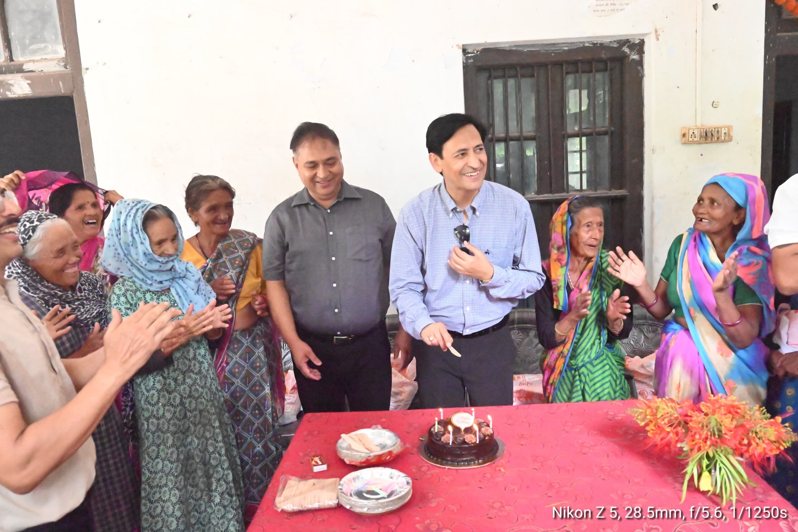 Haldwani: कुमाऊं आयुक्त दीपक रावत ने कुष्ठ आश्रम में मनाया जन्मदिन, मिठाई और वस्त्र बांटकर साझा की खुशियां