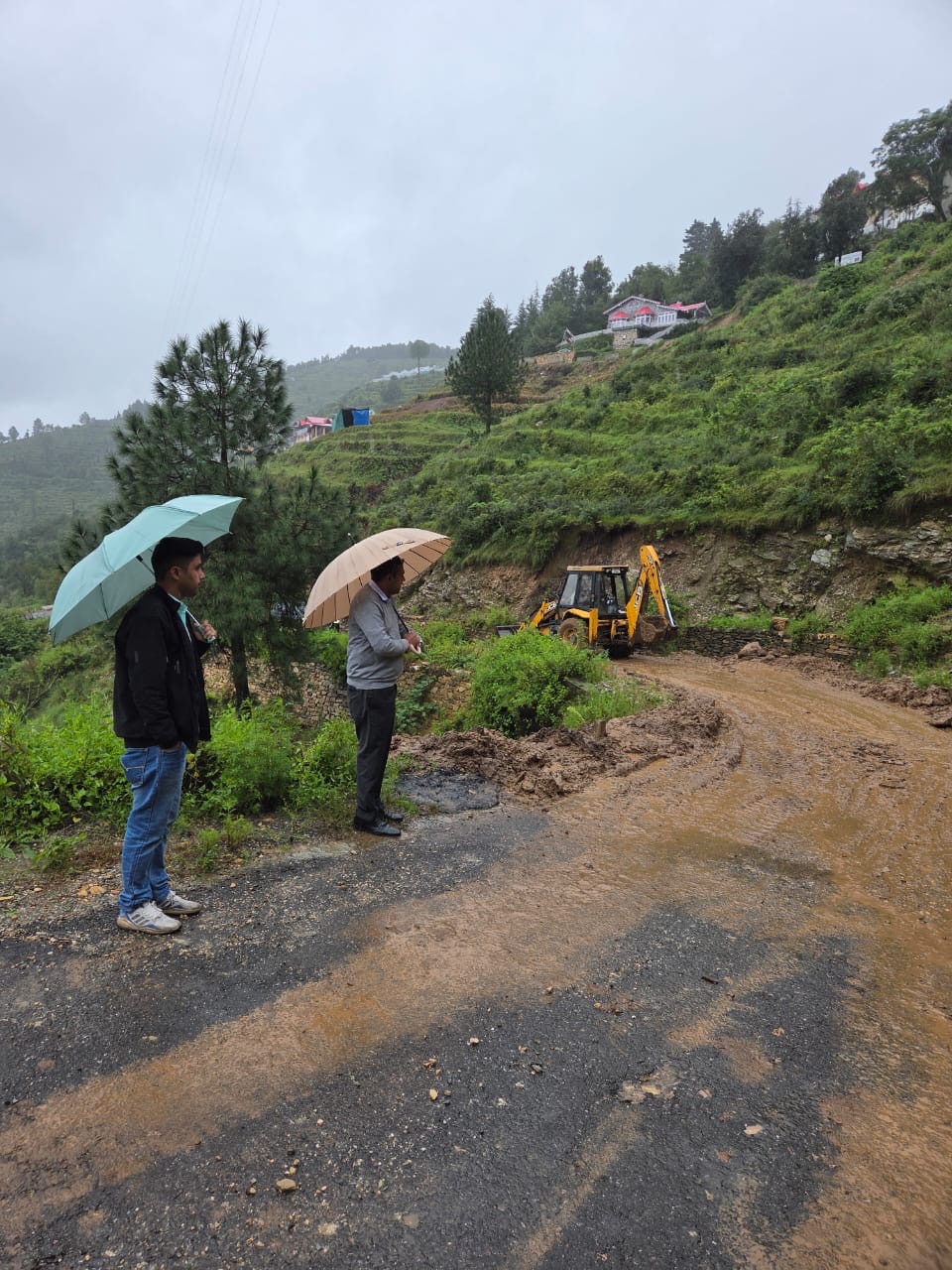 Nainital: भारी बारिश के अलर्ट पर नैनीताल प्रशासन हाई अलर्ट, अधिकारियों ने खुद फील्ड में संभाली कमान