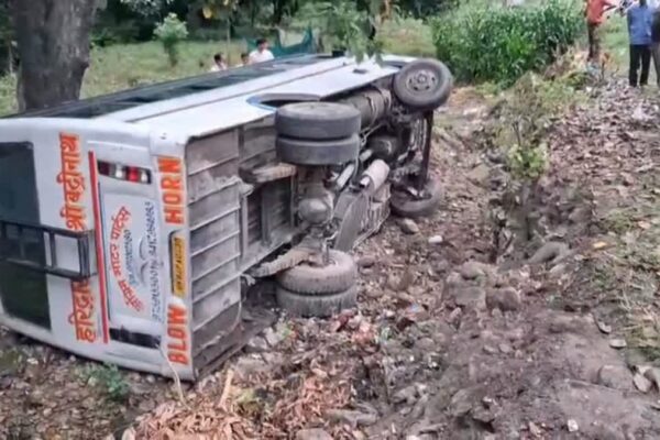 Ramnagar: रामनगर में बड़ा सड़क हादसा ढिकुली गांव के पास यात्रियों से भरी बस पलटी, 6 घायल दो की हालत गंभीर