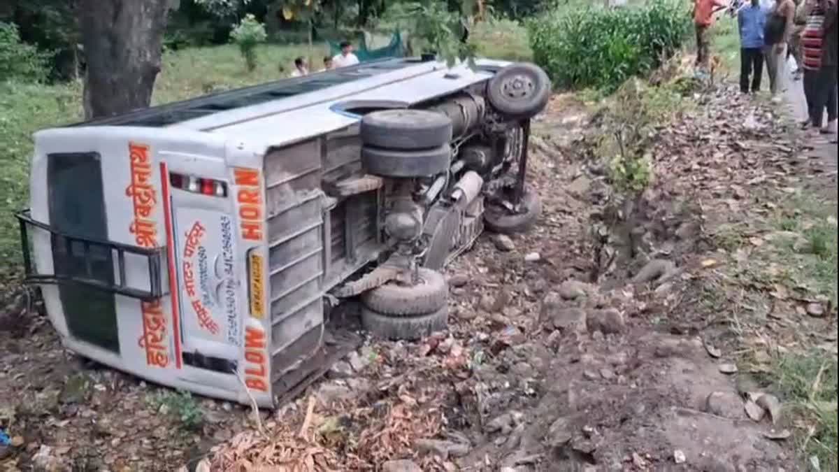 Ramnagar: रामनगर में बड़ा सड़क हादसा ढिकुली गांव के पास यात्रियों से भरी बस पलटी, 6 घायल दो की हालत गंभीर