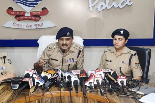Dehradun: देहरादून पुलिस ने महिला असुरक्षा सर्वे के आरोपों का किया खंडन, प्रेस कॉन्फ्रेंस में रखे सुरक्षा के ठोस आंकड़े और दावे, देखें प्रेस कॉन्फ्रेंस हाइलाइट्स