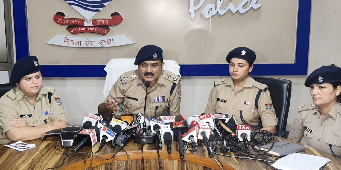 Dehradun: देहरादून पुलिस ने महिला असुरक्षा सर्वे के आरोपों का किया खंडन, प्रेस कॉन्फ्रेंस में रखे सुरक्षा के ठोस आंकड़े और दावे, देखें प्रेस कॉन्फ्रेंस हाइलाइट्स