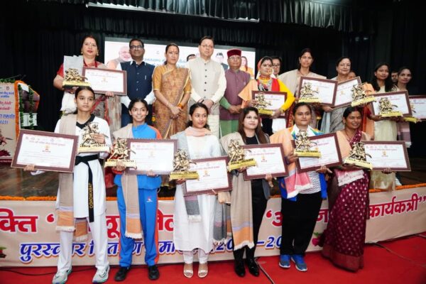 Dehradun: मुख्यमंत्री धामी ने तीलू रौतेली और आंगनबाड़ी कार्यकर्ती पुरस्कारों से महिलाओं को सम्मानित किया