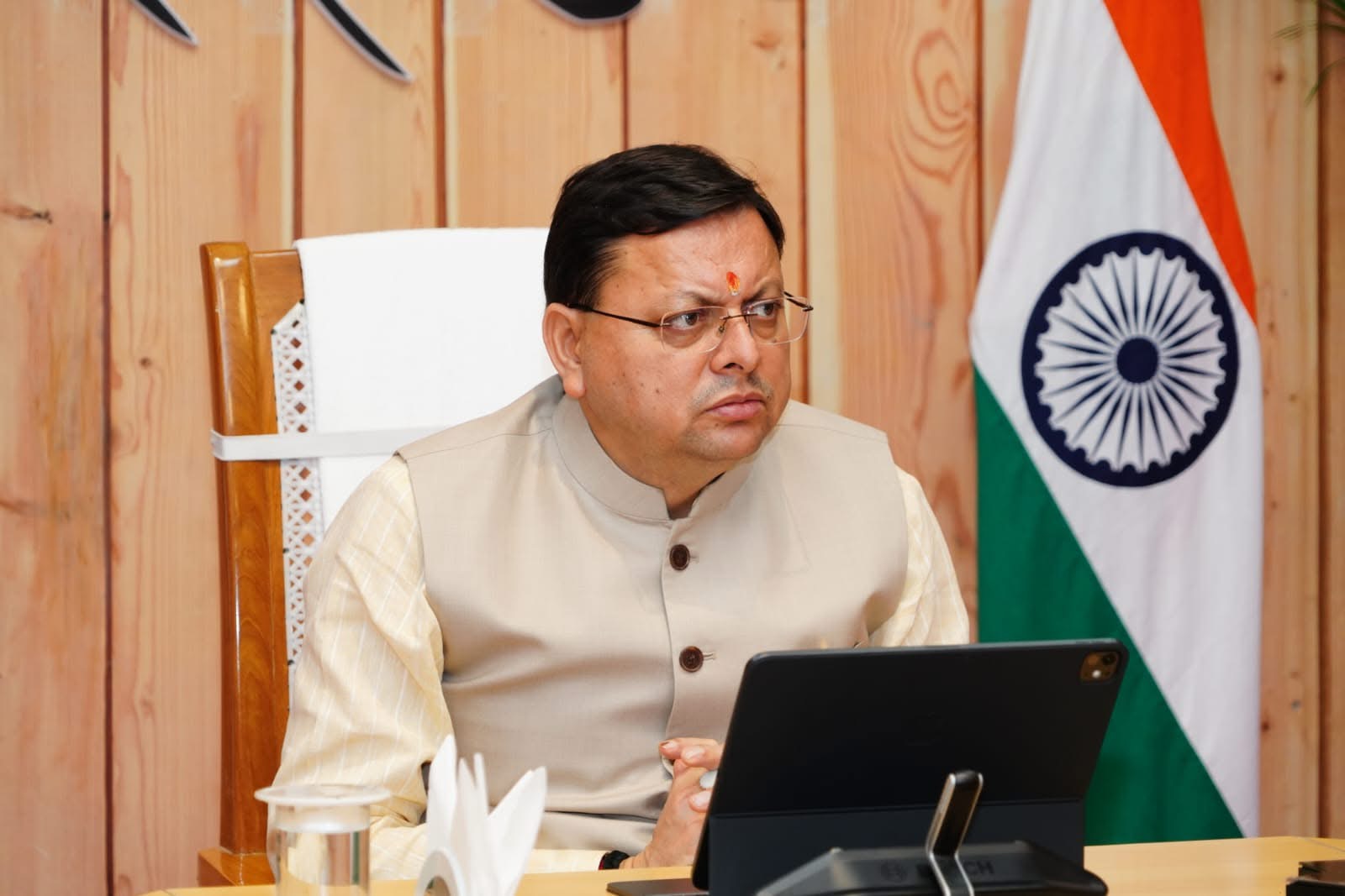 Dehradun: मुख्यमंत्री धामी ने टोल फ्री नंबर और ‘अपणि सरकार’ पोर्टल को बेहतर बनाने के दिए निर्देश