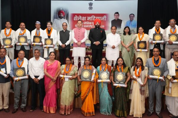 Dehradun: शिक्षक दिवस पर राजभवन में 16 शिक्षकों को शैलेश मटियानी राज्य शैक्षिक पुरस्कार से सम्मानित