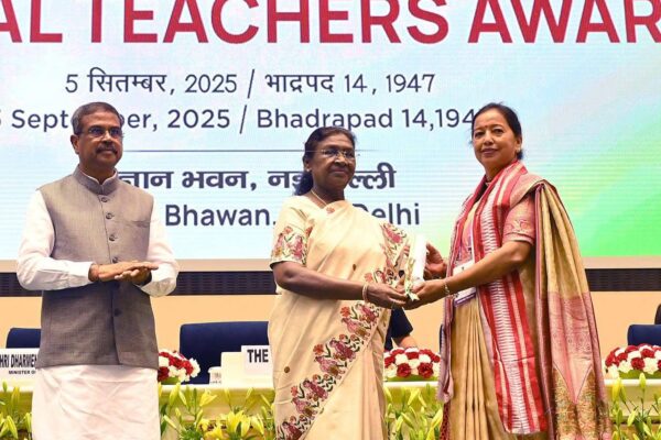 New Delhi: राष्ट्रीय शिक्षक पुरस्कार से सम्मानित हुईं उत्तराखण्ड की डॉ. मंजू बाला, शिक्षा में त्रिभाषा तकनीक अपनाने पर मिली पहचान