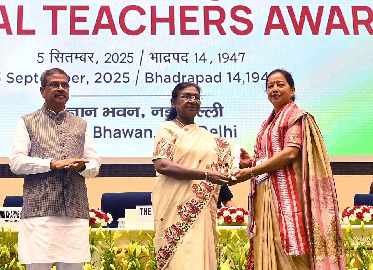 New Delhi: राष्ट्रीय शिक्षक पुरस्कार से सम्मानित हुईं उत्तराखण्ड की डॉ. मंजू बाला, शिक्षा में त्रिभाषा तकनीक अपनाने पर मिली पहचान
