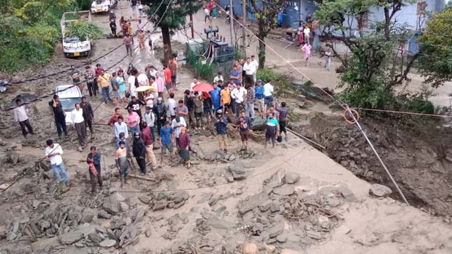 Uttarkashi: उत्तरकाशी में बादल फटने से तबाही, कई घरों में जलभराव और वाहनों की क्षति