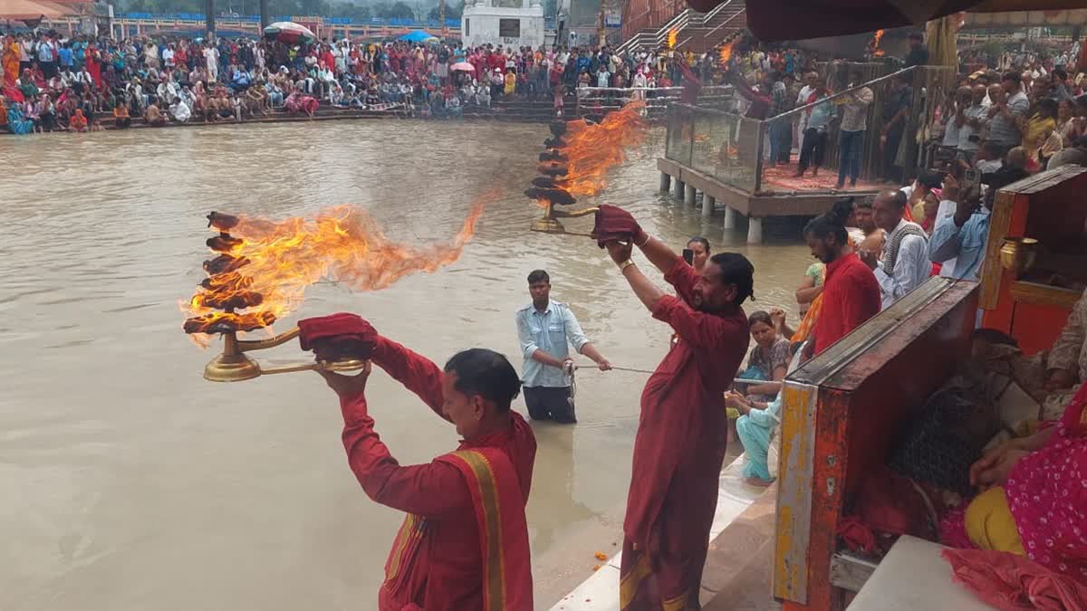 Haridwar: हरिद्वार में चंद्रग्रहण के कारण हरकी पैड़ी पर संध्या आरती दोपहर 12:30 बजे संपन्न, सूतक काल में बंद हुए मंदिर कपाट