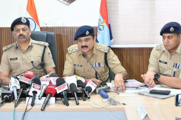 Dehradun: ऑपरेशन कालनेमि के तहत उत्तराखण्ड पुलिस की बड़ी कार्रवाई, असामाजिक तत्वों पर शिकंजा कसा