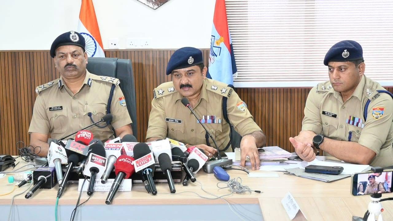 Dehradun: ऑपरेशन कालनेमि के तहत उत्तराखण्ड पुलिस की बड़ी कार्रवाई, असामाजिक तत्वों पर शिकंजा कसा