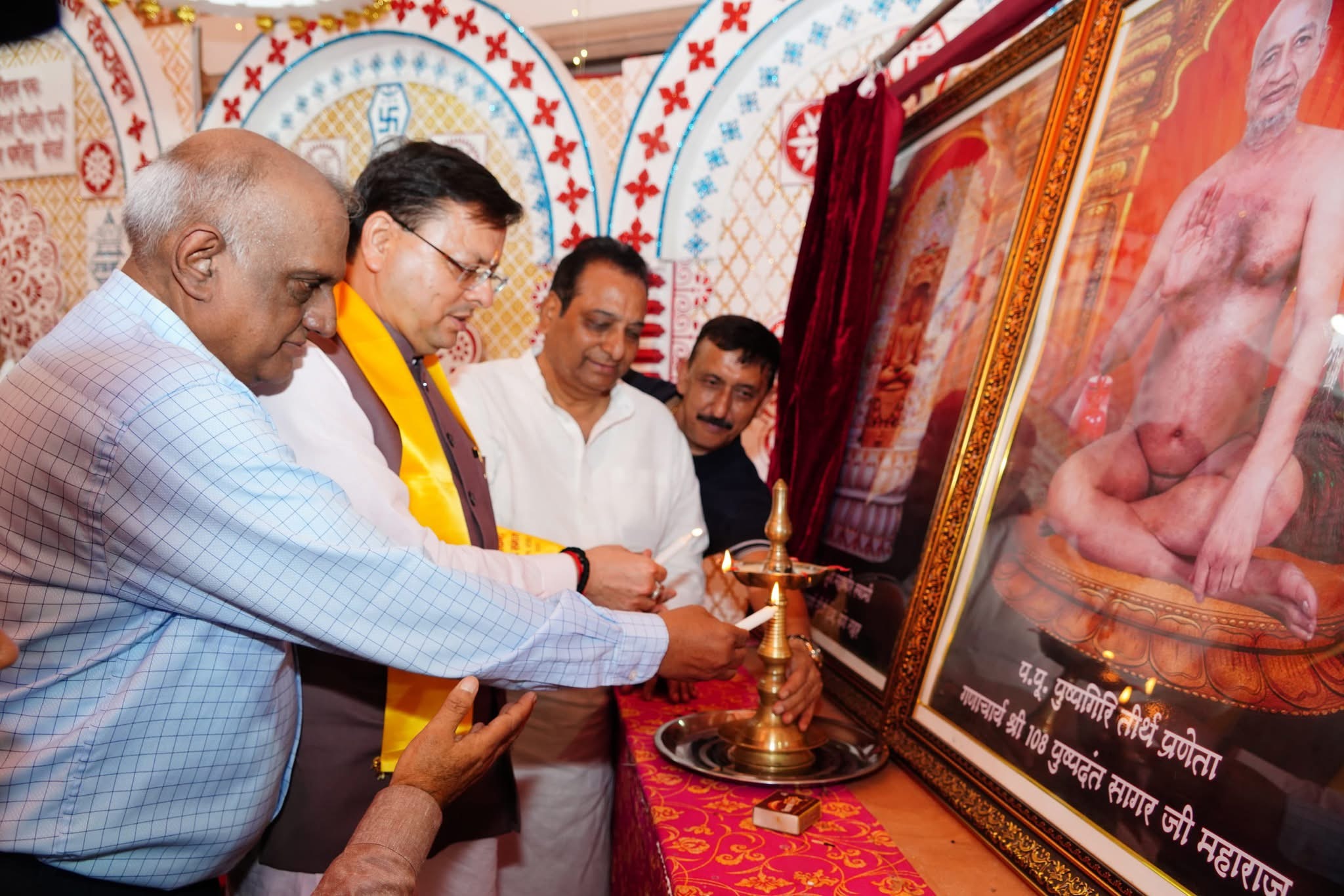 Dehradun: जैन समाज सम्मेलन में पहुंचे मुख्यमंत्री धामी, लिया आचार्य सौरभ सागर मुनि जी का आशीर्वाद