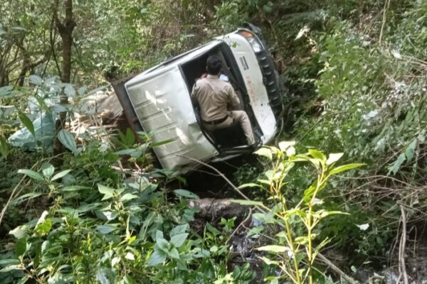 Almora: अल्मोड़ा पिथौरागढ़ मार्ग पर दर्दनाक हादसा, अनियंत्रित छोटा हाथी खाई में गिरा, एक की मौत एक घायल