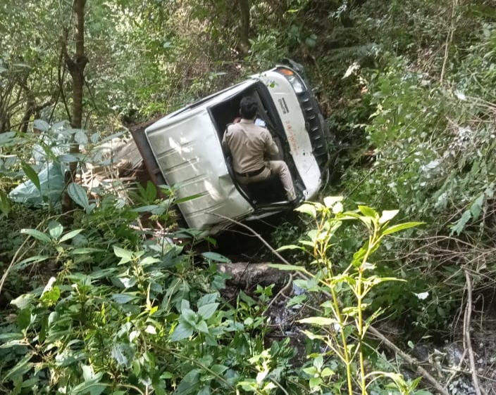Almora: अल्मोड़ा पिथौरागढ़ मार्ग पर दर्दनाक हादसा, अनियंत्रित छोटा हाथी खाई में गिरा, एक की मौत एक घायल