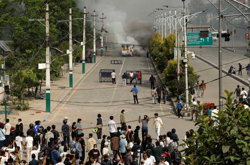 New Delhi: सोशल मीडिया बैन पर नेपाल में Gen-Z आंदोलन उग्र, 19 मौतें और गृहमंत्री ने दिया इस्तीफा