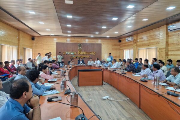 Pithoragarh: पिथौरागढ़ में जिलाधिकारी की अनूठी पहल, मेधावी छात्र-छात्राओं को दिलाई डीएम कुर्सी का अनुभव