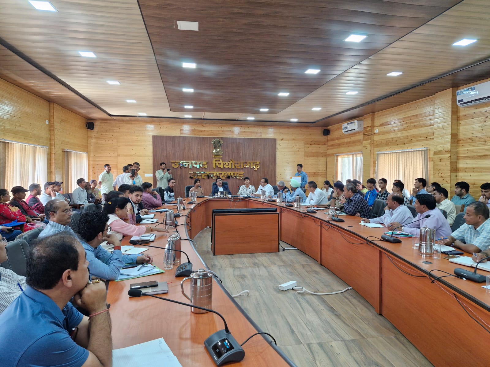 Pithoragarh: पिथौरागढ़ में जिलाधिकारी की अनूठी पहल, मेधावी छात्र-छात्राओं को दिलाई डीएम कुर्सी का अनुभव