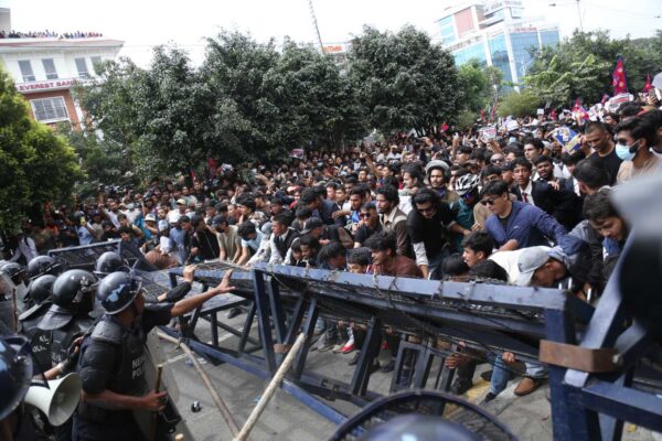 Nepal: नेपाल में सोशल मीडिया बैन पर बवाल, प्रदर्शनकारियों ने राष्ट्रपति भवन पर कब्जा, मंत्रियों ने दिए इस्तीफे