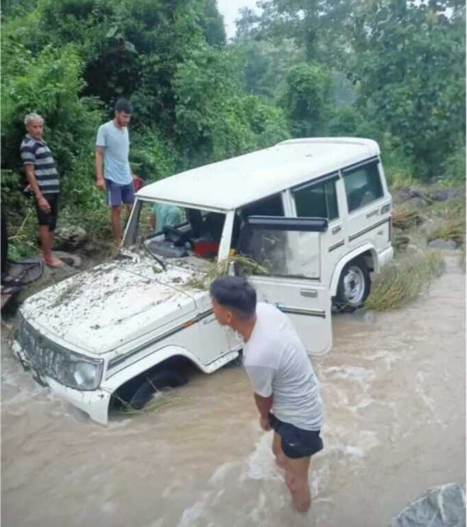 Haldwani: नैनीताल में बारिश का कहर कालाढूंगी में बोलेरो नाले में बही, एक युवक लापता दो की जान बची