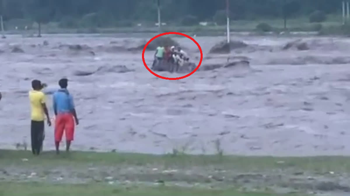 Dehradun: देहरादून में बारिश से बड़ा हादसा टॉस नदी में बह गए 10 मजदूर, रेस्क्यू जारी