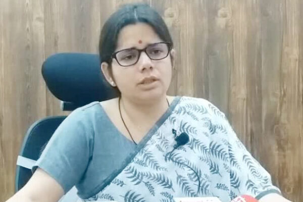 Nainital: नैनीताल-हल्द्वानी हाईवे की जर्जर सड़क पर डीएम वंदना सख्त, अधिकारियों और ठेकेदार पर मुकदमे के आदेश