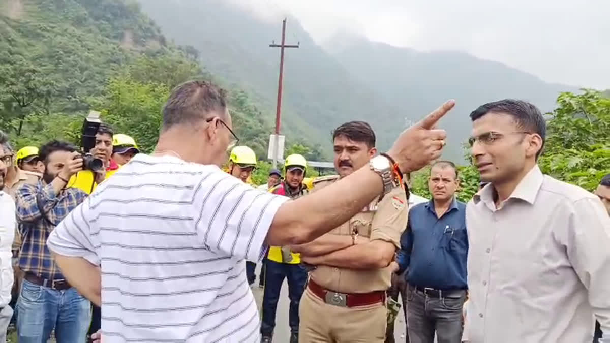 Dehradun: देहरादून में आपदा प्रबंधन के बीच मंत्री और डीएम आमने-सामने, कांग्रेस ने सरकार की कार्यशैली पर उठाए सवाल