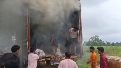 Haridwar: हाईटेंशन लाइन की चपेट में आया कंटेनर, धधकती आग से अफरा-तफरी, चालक-परिचालक बाल-बाल बचे