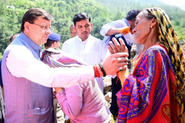 Chamoli: चमोली आपदा में मुख्यमंत्री धामी ने स्थलीय सर्वेक्षण कर प्रभावितों को राहत और सहायता राशि प्रदान की