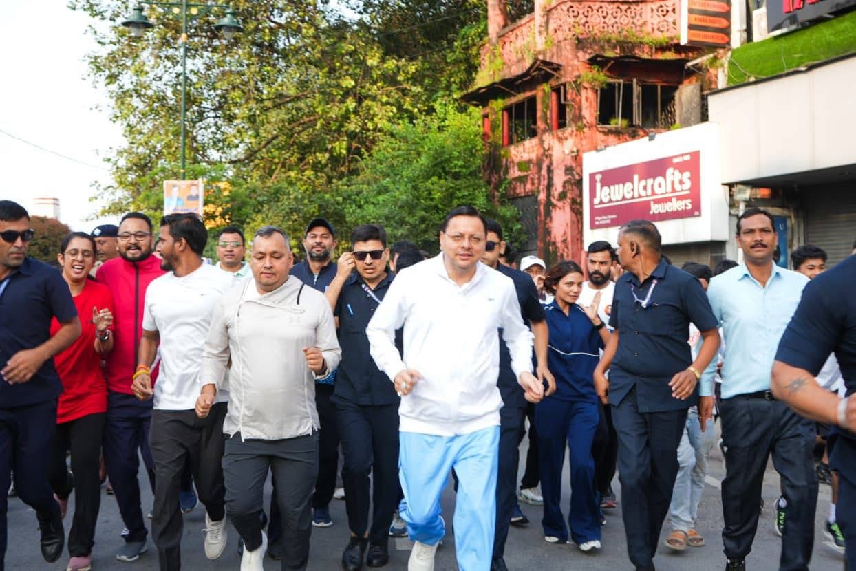 Dehradun: मुख्यमंत्री धामी ने घंटाघर से नमो युवा रन का किया शुभारंभ, युवाओं संग दौड़ लगाकर बढ़ाया उत्साह