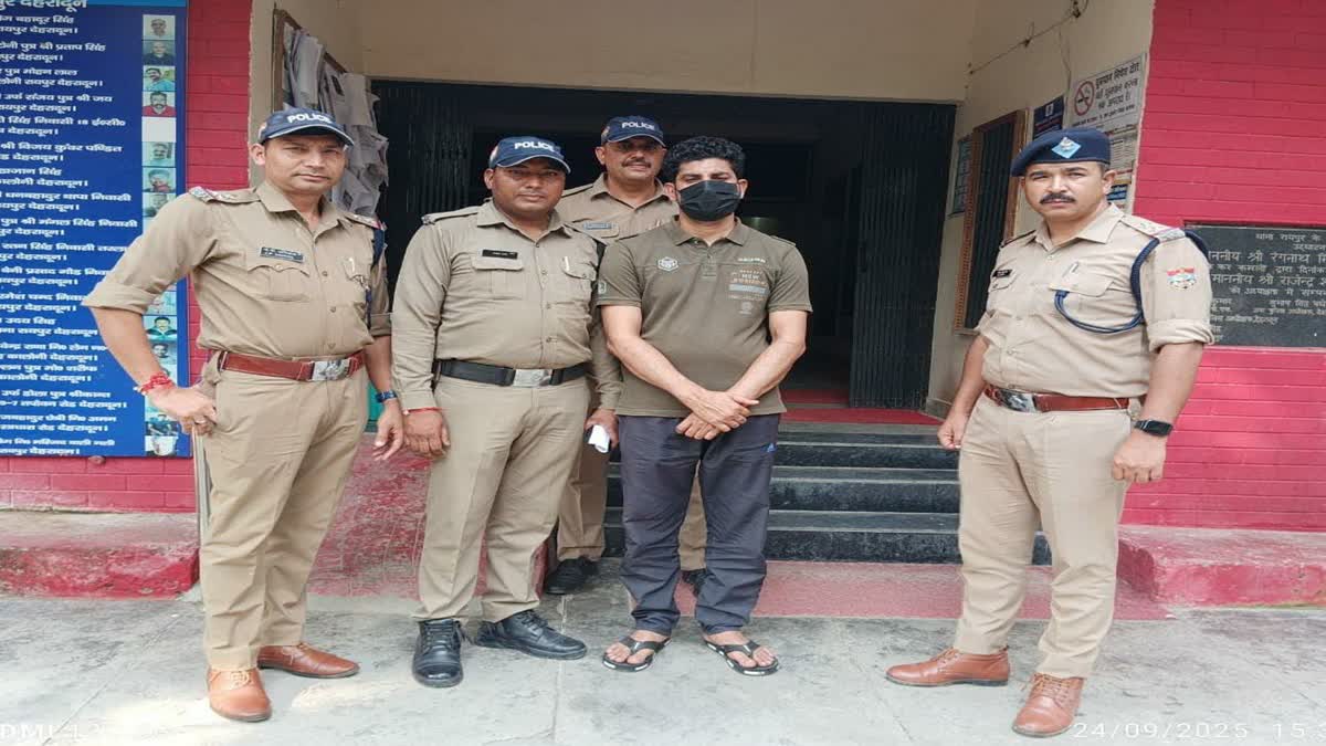 Dehradun: UKSSSC पेपर लीक प्रकरण में पुलिस ने किया सीन रिक्रिएट, मास्टरमाइंड खालिद ने दीवार फांदकर दिखाया पूरा तरीका