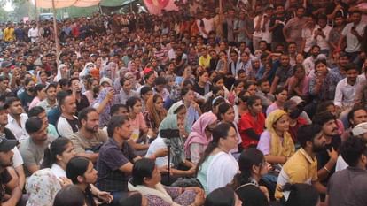 Dehradun: यूकेएसएसएससी पेपर लीक पर युवाओं का उबाल, धरना जारी, सीएम से वार्ता विफल