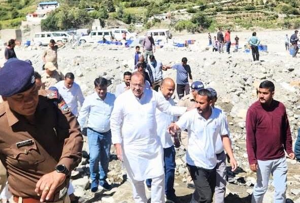 Uttarkashi: उत्तरकाशी आपदा प्रभावितों के बीच पहुँचे नेता प्रतिपक्ष यशपाल आर्य, सरकार से पुनर्वास और मुआवजे की माँग
