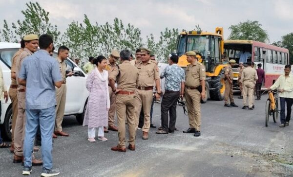 Uttar pradesh: लखीमपुर-सीतापुर रोड पर भीषण हादसा, वैन और रोडवेज बस की भिड़ंत में पांच की मौत
