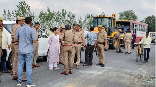 Uttar pradesh: लखीमपुर-सीतापुर रोड पर भीषण हादसा, वैन और रोडवेज बस की भिड़ंत में पांच की मौत