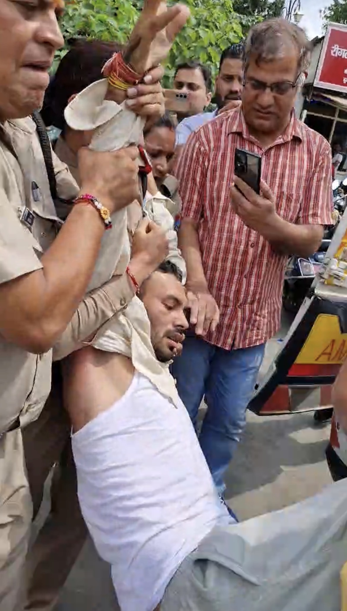 Haldwani: पेपर लीक प्रकरण में हल्द्वानी में बवाल पुलिस ने भूख हड़ताल पर बैठे युवा को उठाया, प्रदर्शनकारियों संग तीखी झड़प