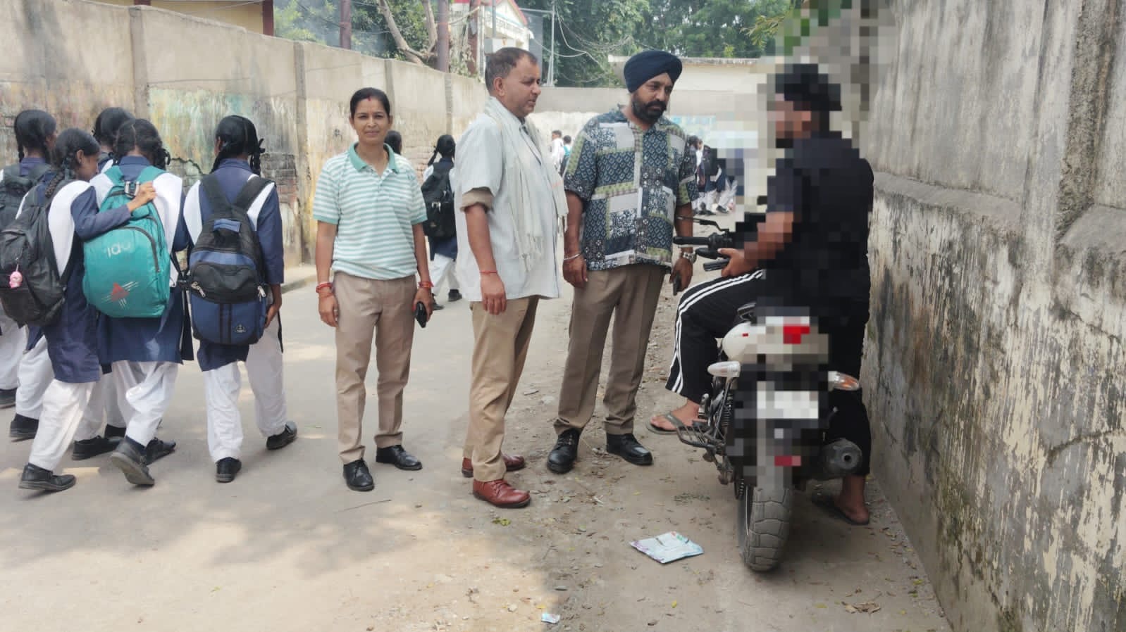 Nainital: नैनीताल पुलिस का स्कूल–कॉलेज के बाहर पहरा, मनचलों पर शिकंजा और नाबालिक चालकों पर कार्रवाई