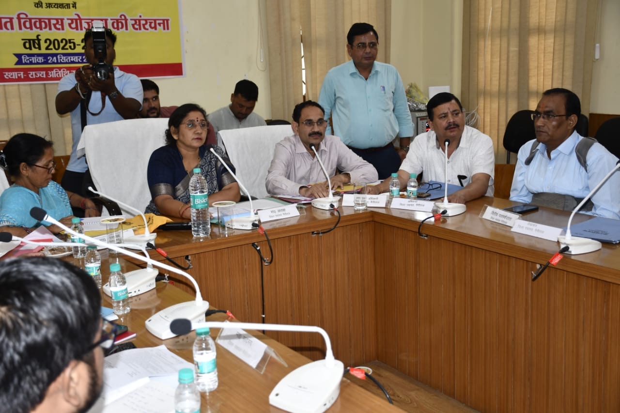 Haldwani: जिला पंचायत बैठक में विकास योजनाओं पर मंथन, हाट बाजार टेंडर और भवन सौंदर्यीकरण को मिली मंजूरी