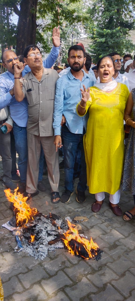 Haldwani: पेपर लीक प्रकरण पर कांग्रेस का हल्ला बोल, हल्द्वानी में भाजपा सरकार व आयोग का पुतला दहन
