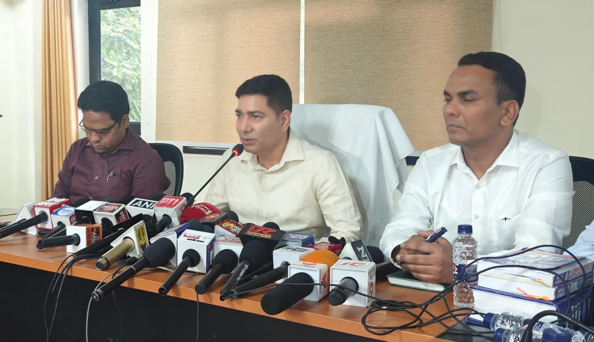 Dehradun: धामी सरकार का बच्चों की सुरक्षा पर विशेष फोकस, प्रतिबंधित कफ सिरप पर प्रदेशव्यापी अभियान तेज